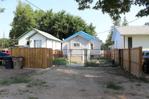 23 Pine Avenue West, Brooks, AB - Outdoor