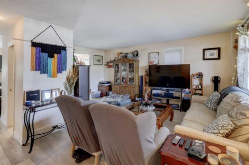 131 Copperpond Common Se, Calgary, AB - Indoor Photo Showing Living Room