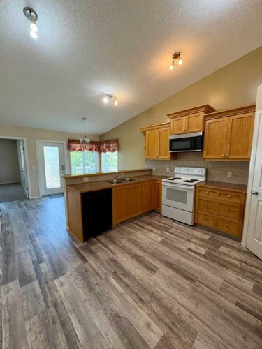 416 3 Avenue, Bassano, AB - Indoor Photo Showing Kitchen