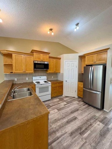 416 3 Avenue, Bassano, AB - Indoor Photo Showing Kitchen With Double Sink