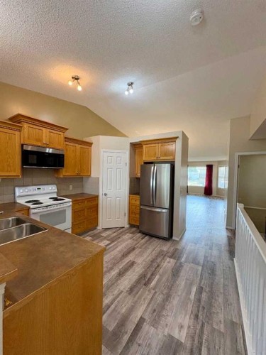 416 3 Avenue, Bassano, AB - Indoor Photo Showing Kitchen With Double Sink