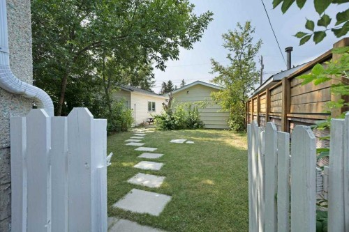 11 10 Street West, Brooks, AB - Outdoor