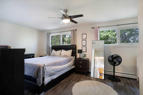 11 10 Street West, Brooks, AB - Indoor Photo Showing Bedroom