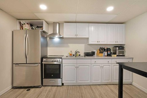 11 10 Street West, Brooks, AB - Indoor Photo Showing Kitchen