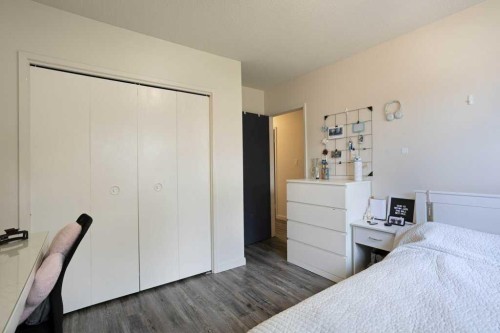 11 10 Street West, Brooks, AB - Indoor Photo Showing Bedroom