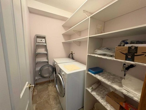 105-5600 Sunrise Crescent, Olds, AB - Indoor Photo Showing Laundry Room
