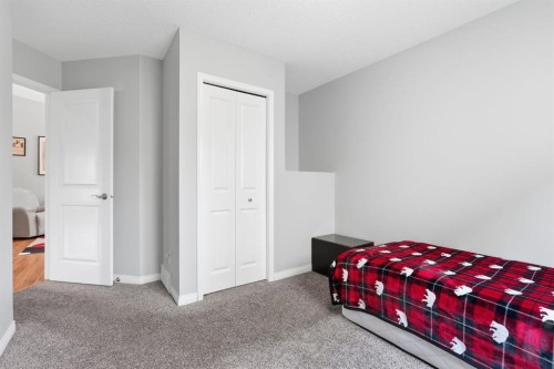 76 Crystalridge Crescent, Okotoks, AB - Indoor Photo Showing Bedroom