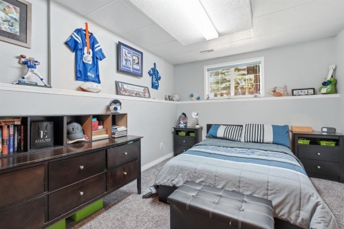 76 Crystalridge Crescent, Okotoks, AB - Indoor Photo Showing Bedroom