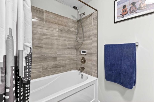76 Crystalridge Crescent, Okotoks, AB - Indoor Photo Showing Bathroom