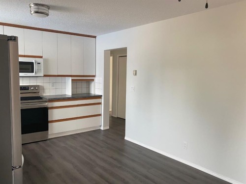 106 Winkler Drive, Hanna, AB - Indoor Photo Showing Kitchen