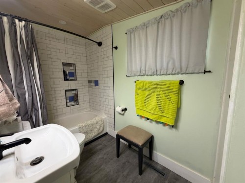 625 3 Avenue West, Drumheller, AB - Indoor Photo Showing Bathroom