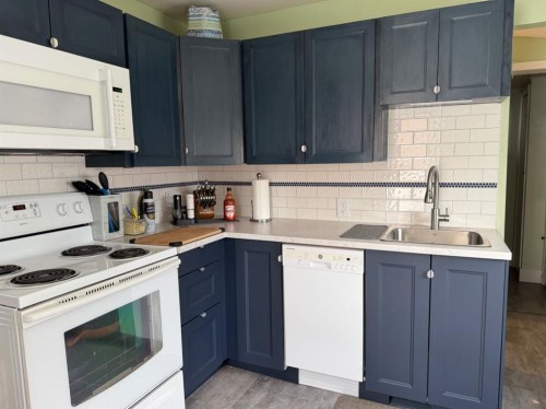 625 3 Avenue West, Drumheller, AB - Indoor Photo Showing Kitchen