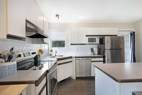 50 Chilcotin Way West, Lethbridge, AB - Indoor Photo Showing Kitchen