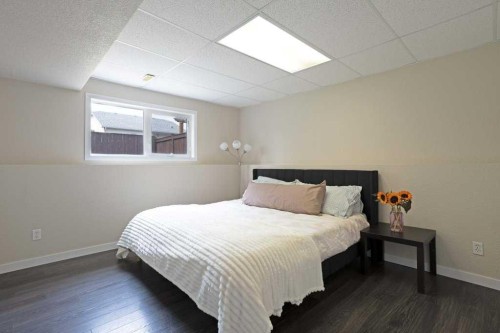 50 Chilcotin Way West, Lethbridge, AB - Indoor Photo Showing Bedroom