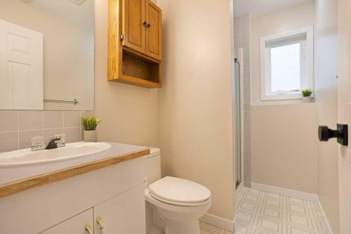 50 Chilcotin Way West, Lethbridge, AB - Indoor Photo Showing Bathroom