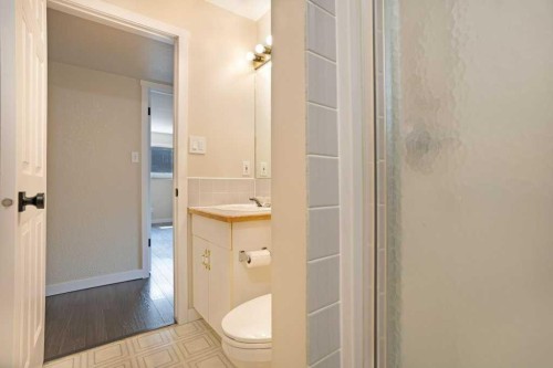 50 Chilcotin Way West, Lethbridge, AB - Indoor Photo Showing Bathroom
