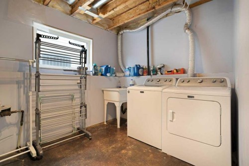 50 Chilcotin Way West, Lethbridge, AB - Indoor Photo Showing Laundry Room