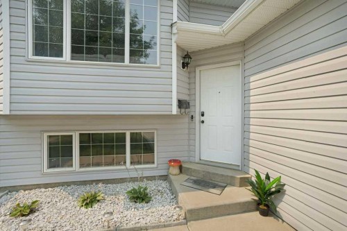 50 Chilcotin Way West, Lethbridge, AB - Outdoor With Exterior