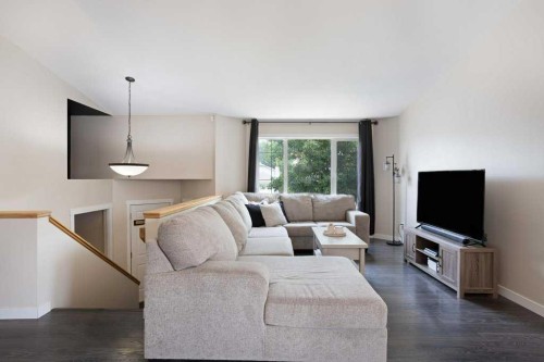 50 Chilcotin Way West, Lethbridge, AB - Indoor Photo Showing Living Room