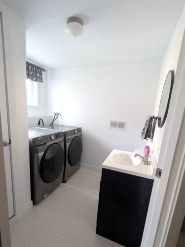 8 Louise Crescent, Duchess, AB - Indoor Photo Showing Laundry Room