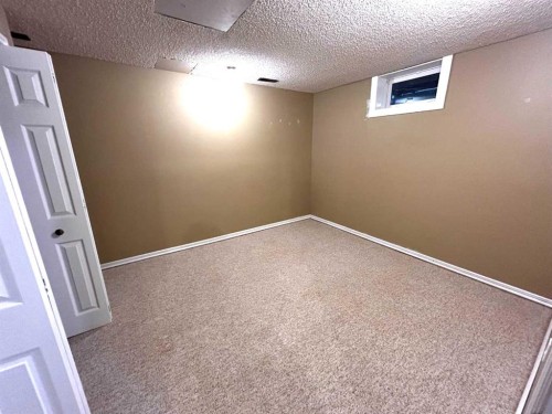 8 Louise Crescent, Duchess, AB - Indoor Photo Showing Other Room