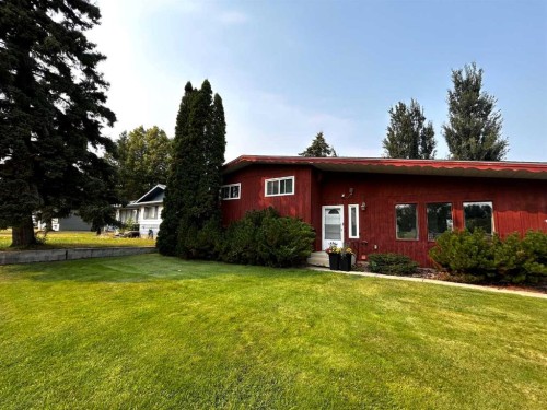8 Louise Crescent, Duchess, AB - Outdoor