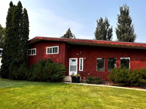 8 Louise Crescent, Duchess, AB - Outdoor