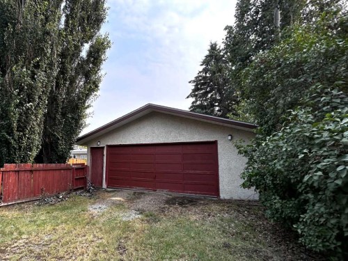 8 Louise Crescent, Duchess, AB - Outdoor