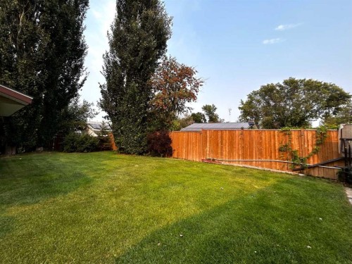 8 Louise Crescent, Duchess, AB - Outdoor