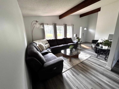 8 Louise Crescent, Duchess, AB - Indoor Photo Showing Living Room