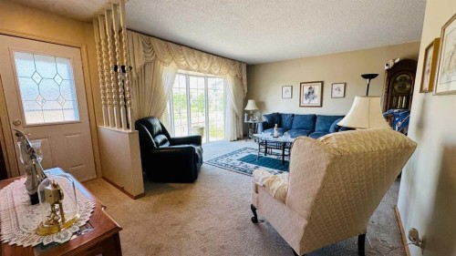 44 Cedar Crescent, Drumheller, AB - Indoor Photo Showing Living Room