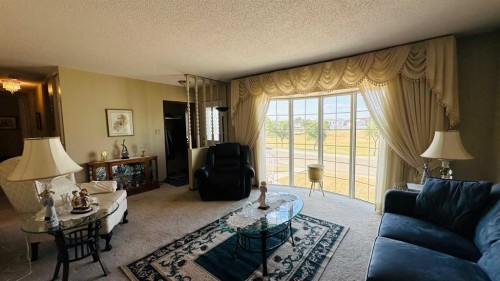 44 Cedar Crescent, Drumheller, AB - Indoor Photo Showing Living Room