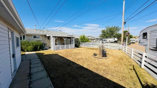 44 Cedar Crescent, Drumheller, AB - Outdoor