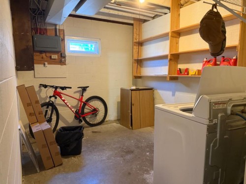 103 7 Avenue Se, Drumheller, AB - Indoor Photo Showing Laundry Room