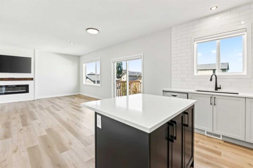 38 Bardwell Way, Sylvan Lake, AB - Indoor Photo Showing Kitchen