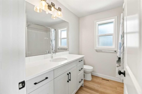 38 Bardwell Way, Sylvan Lake, AB - Indoor Photo Showing Bathroom