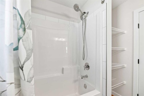 38 Bardwell Way, Sylvan Lake, AB - Indoor Photo Showing Bathroom