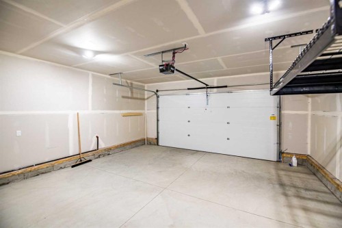 38 Bardwell Way, Sylvan Lake, AB - Indoor Photo Showing Garage