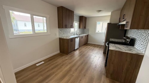 709 Centre Street, Hanna, AB - Indoor Photo Showing Kitchen