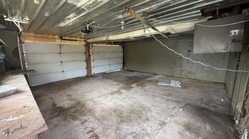 709 Centre Street, Hanna, AB - Indoor Photo Showing Garage