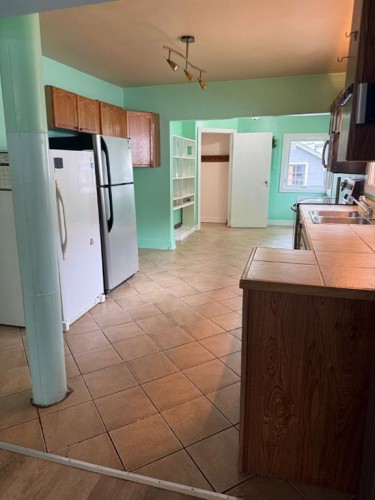 358 2 Street E, Drumheller, AB - Indoor Photo Showing Kitchen