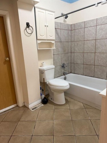 358 2 Street E, Drumheller, AB - Indoor Photo Showing Bathroom