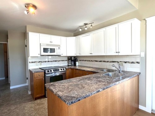 3 Spruce Drive, Drumheller, AB 