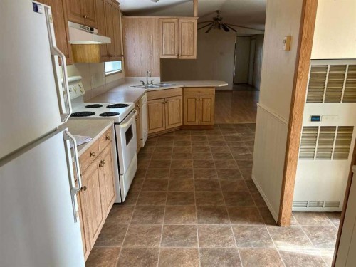 28 Maple Drive West, Brooks, AB 