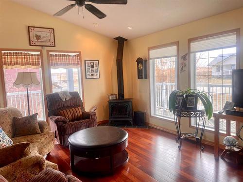 4619 51 Street, Mannville, AB - Indoor Photo Showing Living Room