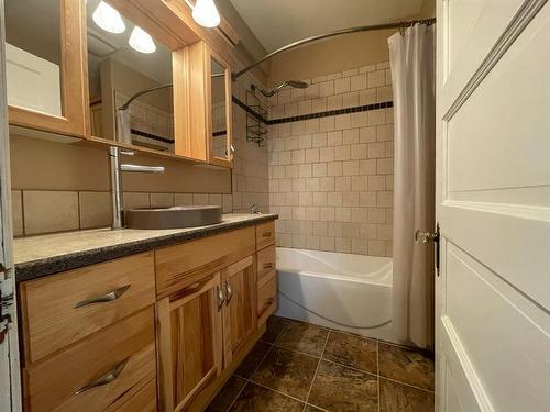 118 1 Street, Paradise Valley, AB - Indoor Photo Showing Bathroom