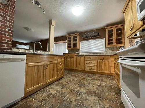 118 1 Street, Paradise Valley, AB - Indoor Photo Showing Kitchen