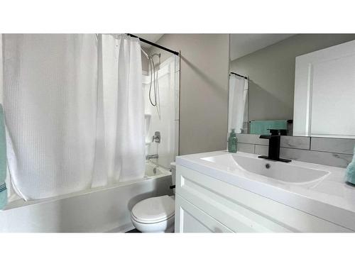 1102 9Th Ave., Wainwright, AB - Indoor Photo Showing Bathroom