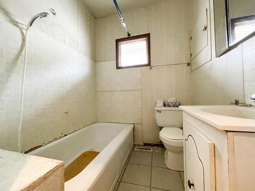 1037 8 Avenue, Wainwright, AB - Indoor Photo Showing Bathroom