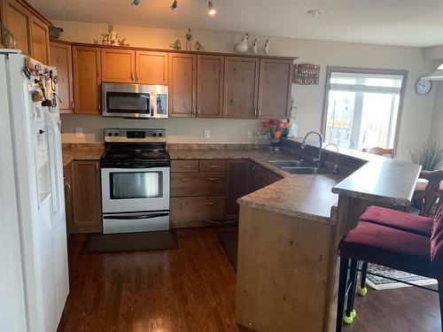 1137 25 Street, Wainwright, AB - Indoor Photo Showing Kitchen With Double Sink